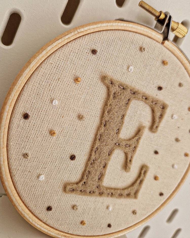 水玉模様のフェルト文字イニシャル刺繍枠 - Etsy 日本