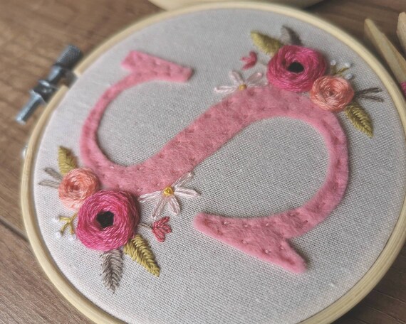 花柄フェルトイニシャル文字刺繍枠 - Etsy 日本