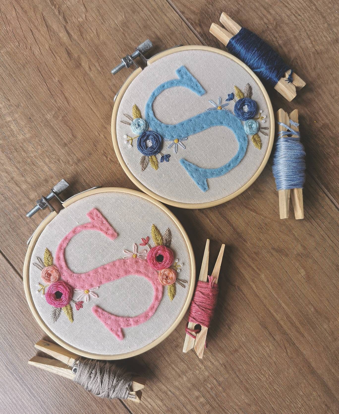 花柄フェルトイニシャル文字刺繍枠 - Etsy 日本