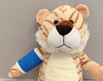 teddy bear with cast on arm