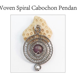 Puede incluir: Un colgante de espiral tejido con alambre plateado con una piedra preciosa cabujón púrpura y un acento de perla blanca.