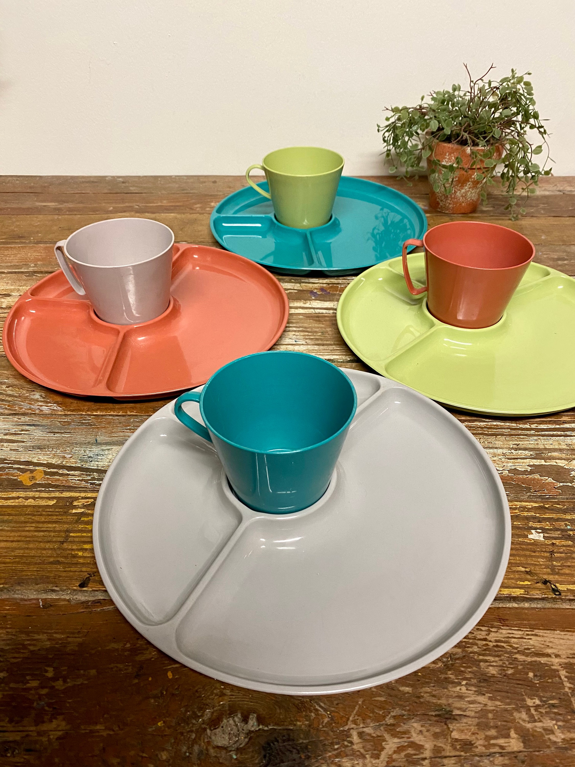 70s ビンテージ スマイル プラスティックプレート 2枚セット Vintage Sterilite Divided Plate Set: Retro Plastic Picnic Dishes