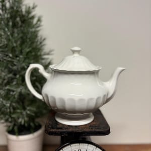 Vintage JG Meakin White Ironstone Teapot...Classic White. English Pottery.