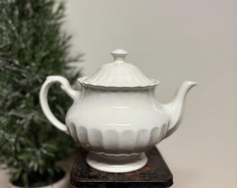 Vintage JG Meakin Ironstone Teapot...Classic White English Pottery.