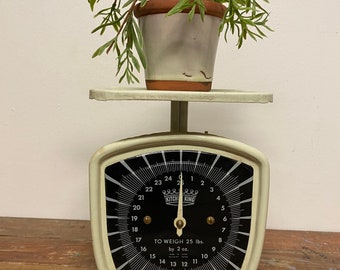 Vintage Kitchen King Scale…Cream. Black. Lightweight. 25 pound. Ounces. Crown. Metal. Cooking. Weighing. Scales. Retro. Mid century. MCM.