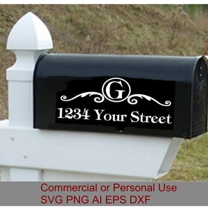 Puede incluir: Un buzón negro con una calcomanía de vinilo blanco. La calcomanía presenta un diseño de remolino decorativo con la letra "G" en un círculo y el texto "1234 Your Street".