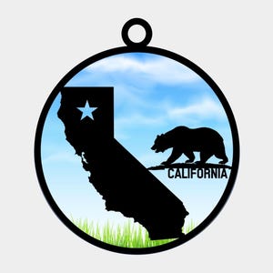 Può includere: Silhouette in bianco e nero dello stato della California con una stella in alto a sinistra e un orso che cammina sotto il contorno dello stato. Lo sfondo è un cielo blu con nuvole bianche ed erba verde in basso. Il testo "CALIFORNIA" è sotto l'orso.