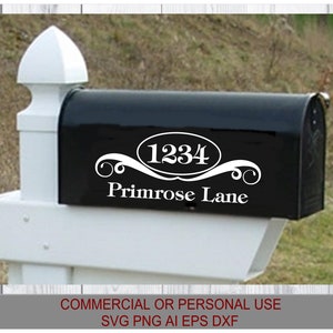 Puede incluir: Calcomanía de vinilo blanco con un óvalo negro y el número 1234, un diseño de desplazamiento decorativo y el texto "Primrose Lane". La calcomanía está en un buzón negro.