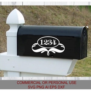 Puede incluir: Un buzón negro con una pegatina ovalada blanca que dice "1234" con un diseño decorativo alrededor.