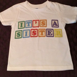 It&#39;s A Sister Infant Onesie/ T-Shirt/ Baby Annoucement/ Gender Reveal/ Pregnancy Annoucement