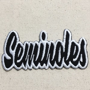 Può includere: Toppa ricamata in bianco e nero con la parola "Seminoles" in un font stilizzato.