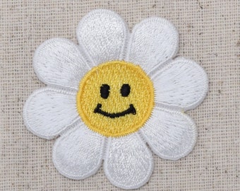 Smiling Daisy - White Flower Iron on Patch
