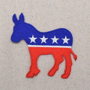 Peut inclure: Une silhouette d'âne bleue et rouge avec cinq étoiles blanches sur un fond bleu. L'âne est un symbole courant du Parti démocrate aux États-Unis.