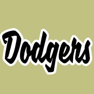 以下が含まれることがあります： 太字でスタイリッシュなフォントで「Dodgers」という単語が書かれた白黒のテキストグラフィックです。