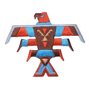 Può includere: Una toppa ricamata stilizzata con un design di aquila nativa americana. L'aquila è raffigurata in tonalità di marrone, blu, rosso e grigio.