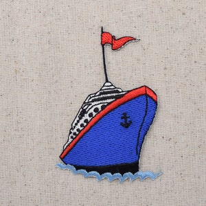 Puede incluir: Un parche bordado que representa un barco azul y rojo con un casco rayado blanco y negro. El barco tiene una bandera roja y un ancla en el lateral. El barco está rodeado de olas blancas.