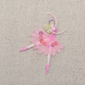 Pode incluir: Aplique de bailarina rosa com lantejoulas e saia de tule. A bailarina é bordada com fio rosa, amarelo e roxo.