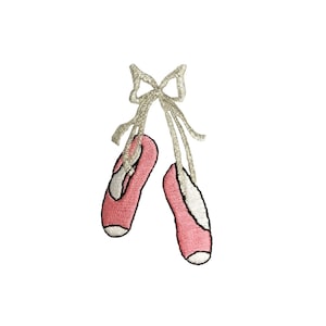 Puede incluir: Un par de zapatillas de ballet rosas con cintas blancas atadas en un lazo.