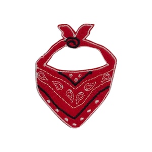Puede incluir: Bandana roja con un patrón paisley blanco y ribete negro. La bandana está atada en la parte superior.