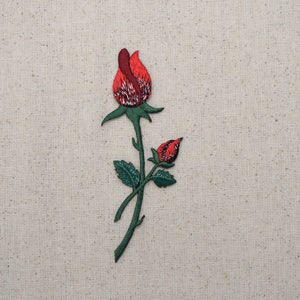 Rode roos - gesloten knoppen op steel - bloem - opstrijkbare appliqué - geborduurde patch - 153110A