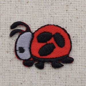 Puede incluir: Parche bordado de mariquita con cuerpo rojo y lunares negros, cabeza gris y antenas y patas negras. El parche está diseñado para coser o planchar sobre tela, ideal para añadir un toque decorativo a ropa o accesorios.