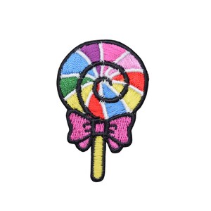 Op de afbeelding: Een kleurrijke regenboog swirl lollipop met een roze strik op een stok.