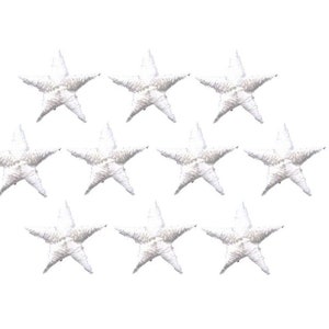 Op de afbeelding: Tien witte geborduurde stervormige patches. De sterren zijn ongeveer 2,5 cm in diameter.