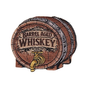 Peut inclure: Écusson brodé en forme de tonneau de whisky. Le patch est marron avec l'inscription "BARREL AGED WHISKEY". Un robinet doré est visible à l'avant du tonneau. Idéal pour personnaliser des vêtements.