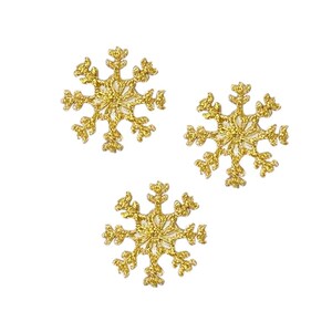 Puede incluir: Tres adornos de copo de nieve dorados, cada uno con un diseño delicado e intrincado. Los copos de nieve son perfectos para agregar un toque de brillo a las manualidades, tarjetas y otros proyectos.