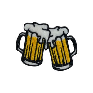 Könnte beinhalten: Zwei gelbe Bierkrüge mit weißem Schaum und schwarzen Umrissen, die beim Anstoßen aneinanderstoßen.