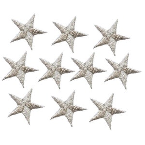 Op de afbeelding: Tien zilveren, stervormige geborduurde patches op een witte achtergrond. Elke ster heeft vijf punten en een getextureerd, metallic uiterlijk. Deze patches zijn geschikt voor stoffen versieringen en knutselprojecten.