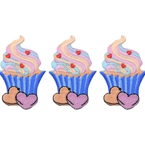 Op de afbeelding: Drie geborduurde strijkpatches met een blauwe cupcake met roze en witte frosting en rode hartjes. Elke cupcake heeft onderaan een roze hartje en een bruin hartje.