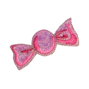 Könnte beinhalten: Ein gestickter Patch in Form eines Bonbons in Pink und Lila mit glänzender Oberfläche.