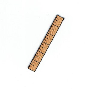 Puede incluir: Parche bordado de una regla beige con marcas negras y un borde negro. La regla está en ángulo diagonal sobre un fondo blanco. Este parche es adecuado para coser en ropa o accesorios.