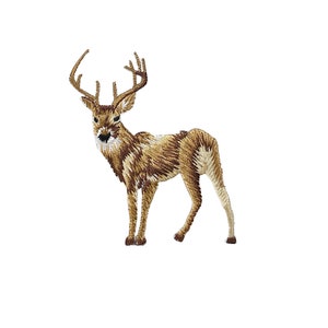 Puede incluir: Parche bordado de un ciervo marrón con cuernos de pie sobre un fondo blanco.