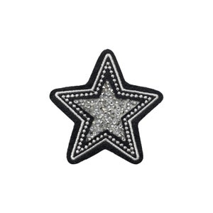 Peut inclure: Un patch en forme d'étoile noire avec un motif de strass argentés.