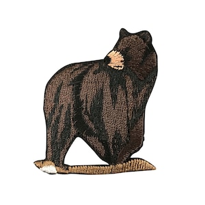Op de afbeelding: Geborduurde bruine berenpatch met een zwarte omtrek. De beer zit op zijn achterpoten met zijn staart opgerold achter hem.