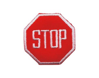 Könnte beinhalten: Ein roter, achteckiger Aufnäher mit dem Wort "STOP" in weißen Blockbuchstaben. Der Aufnäher hat einen weißen, genähten Rand. Das Design erinnert an ein Verkehrsschild.