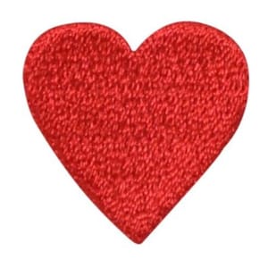 Pode incluir: Um remendo de feltro vermelho em forma de coração.