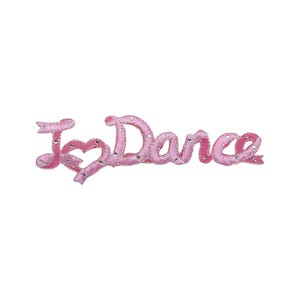 Op de afbeelding: Roze geborduurde strijk-patch met de tekst "I Love Dance" en een hart in het midden. De patch is versierd met strass.