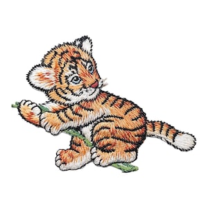 Peut inclure: Patch brodé thermocollant représentant un adorable petit tigre orange et noir avec des rayures blanches, assis sur une branche verte.