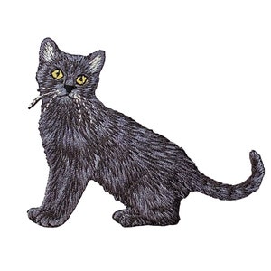 Puede incluir: Un gato negro con ojos amarillos sentado con la cola enroscada alrededor de su cuerpo. El gato está bordado con un diseño detallado.