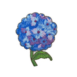 Op de afbeelding: Een geborduurde patch met een blauwe en paarse hortensia bloem met groene bladeren.