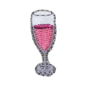 Könnte beinhalten: Ein gesticktes Glas gefüllt mit rosa Flüssigkeit, das ein Glas Wein darstellt.