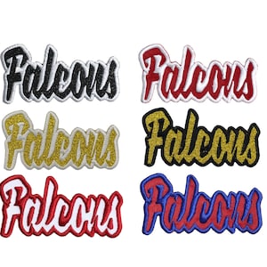 Op de afbeelding: Zes geborduurde strijkpatches met het woord "Falcons" in verschillende kleuren. De patches zijn zwart, rood, goud, wit, rood en blauw.