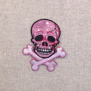 Écusson brodé tête de mort avec os croisés - rose - irisé - fer sur l'écusson