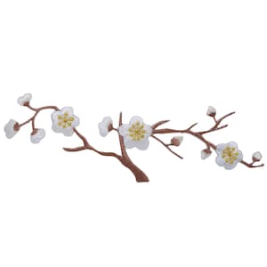 Op de afbeelding: Een witte geborduurde patch van een delicate kersenbloesemtak met bruine stelen en gele centra. De tak heeft verschillende bloesems en knoppen.