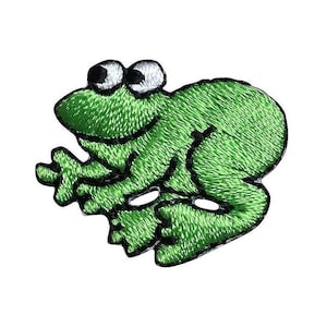 Pode incluir: Etiqueta de bordado de sapo verde com contornos pretos. O sapo está sentado em suas patas traseiras com suas patas dianteiras levantadas.