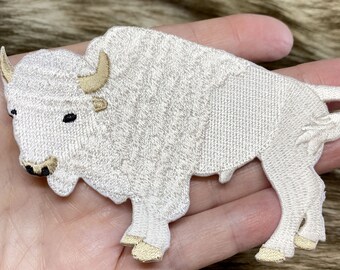 Toppa ricamata e termoadesiva raffigurante un bufalo bianco