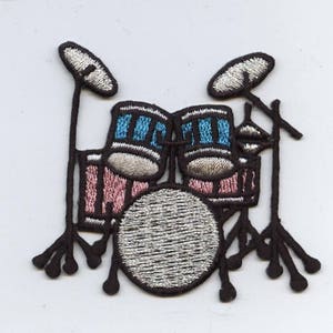 Könnte beinhalten: Ein gestickter schwarzer und weißer Aufnäher mit einem Schlagzeug mit einer Bassdrum, zwei Toms und zwei Becken. Die Trommeln sind rosa und blau mit weißen Akzenten.